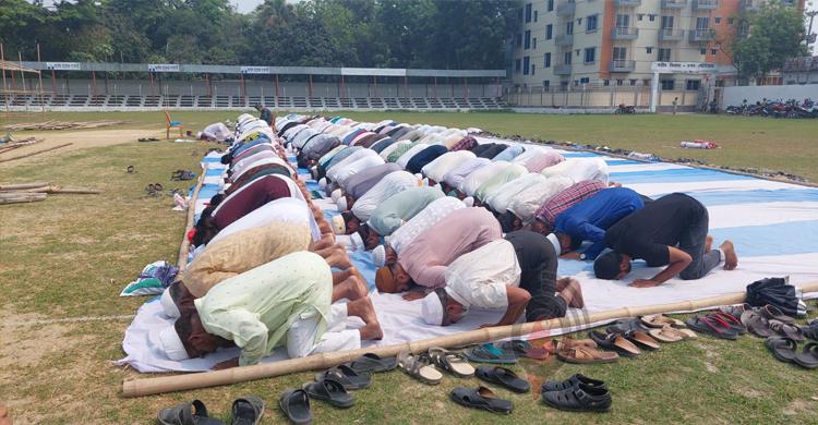 অশ্রুভেজা চোখে বৃষ্টির জন্য নামাজ ও মোনাজাত