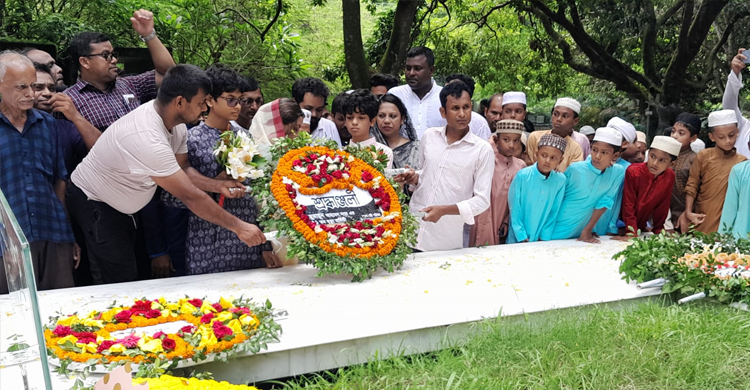 শ্রদ্ধা-ভালোবাসায় হুমায়ূন আহমেদকে স্মরণ