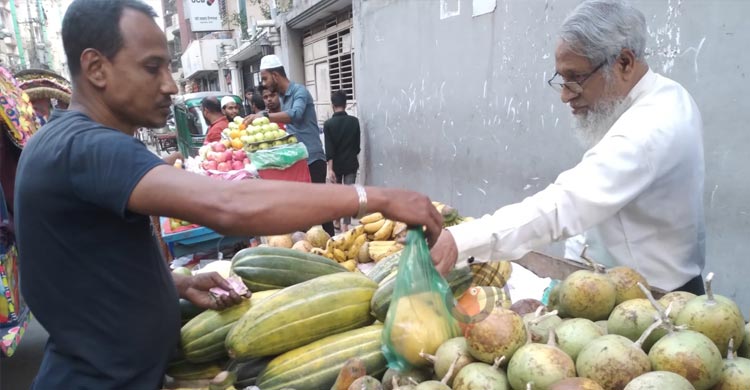 রোজার শুরুতেই বিদেশি ফলের চড়া দাম, দেশিতেও অস্বস্তি