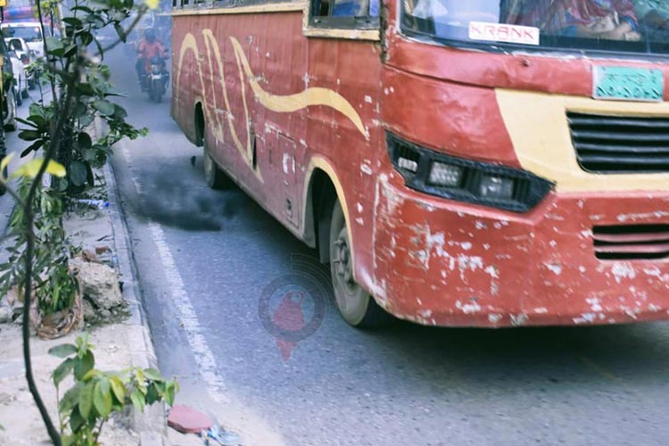 যানবাহনের কালো ধোঁয়ায় ঢাকছে ঢাকা