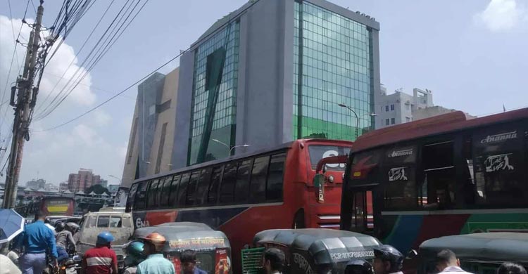 বনানীতে পোশাকশ্রমিকদের সড়ক অবরোধ, তীব্র যানজট