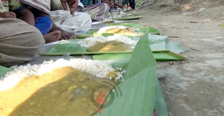 কলাপাতায় ভাত খাওয়া, হারিয়ে যাচ্ছে গ্রামীণ ঐতিহ্য