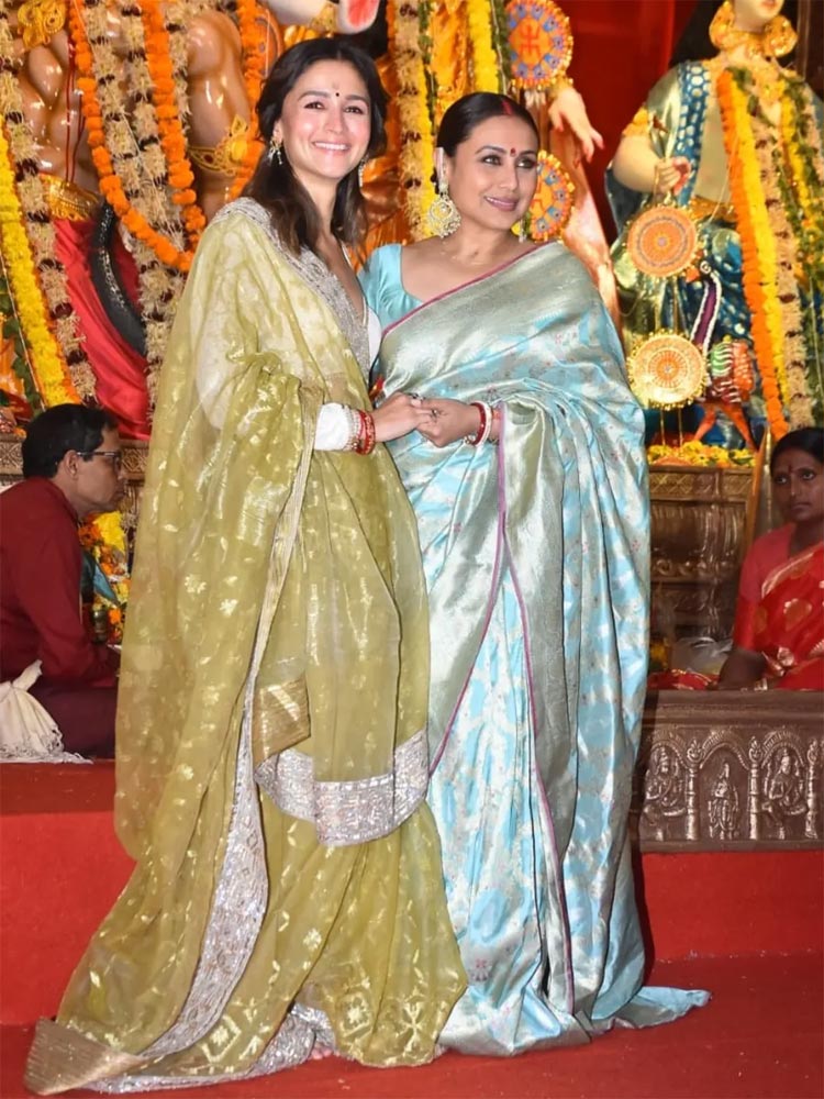 মুখার্জি বাড়ির পূজায় আলিয়াকে উষ্ণ অভ্যর্থনা রানির