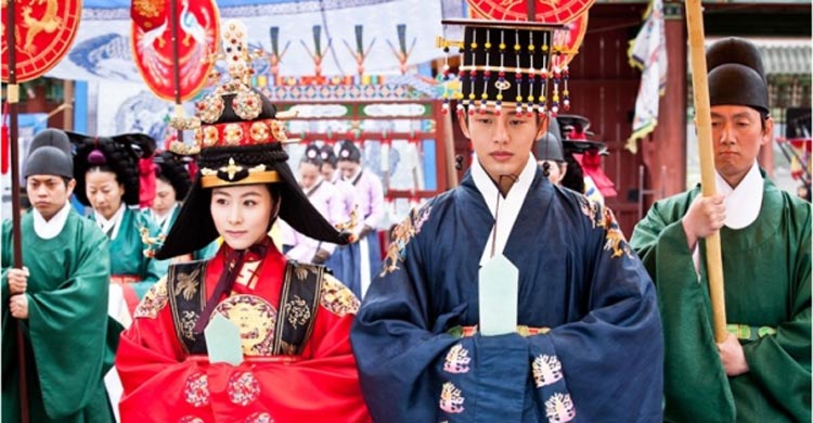 বিয়েতে শাশুড়িকে একজোড়া পুতুল হাঁস উপহার দেন বর