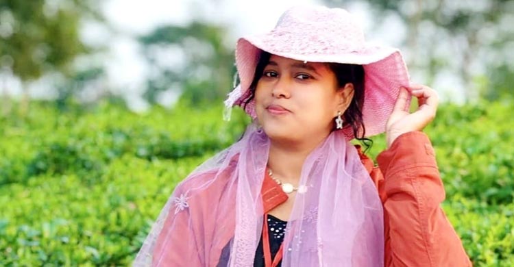 ‘ভোট দিন, বিয়ে সহজ করে দেবো’—তরুণ ভোটারদের স্বতন্ত্র প্রার্থী আশা মণি