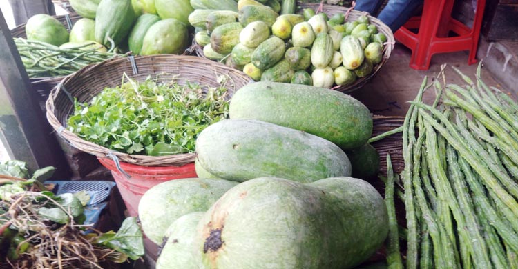 রংপুরে বেড়েছে ডিম-মুরগির দাম, কমেছে সবজির