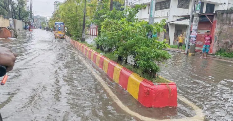 বৃষ্টিতে ঘরে পানি, রান্না-খাওয়া বন্ধ