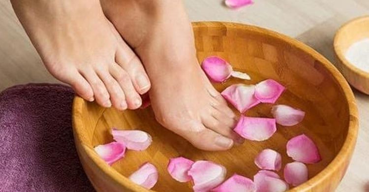 দিনভর ক্লান্তির সমাধান লুকিয়ে আছে গরম পানির বালতিতে