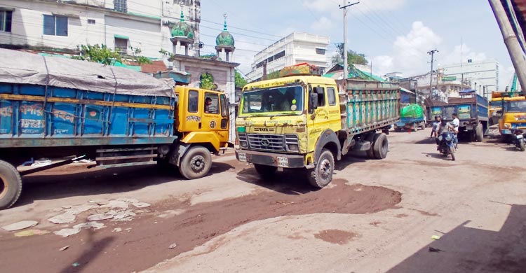 ভারী যান চলাচলে বেহাল মাঝিরঘাট সড়ক, ধুলা-কাদায় অতিষ্ঠ ব্যবসায়ীরা
