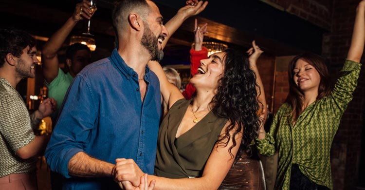 বারবার প্রথম দেখাতে প্রেমে পড়ছেন, সতর্ক হওয়ার ইঙ্গিত