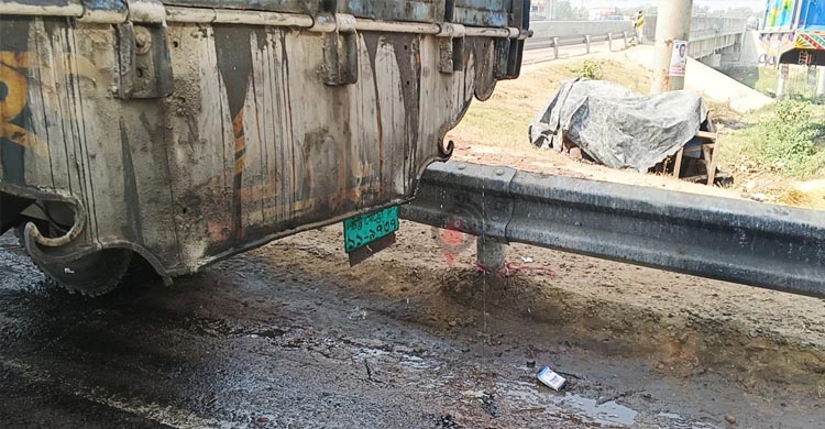 লবণবাহী ট্রাকে মহাসড়কের সর্বনাশ