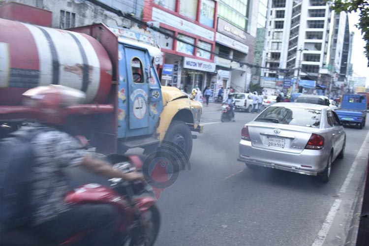 যানবাহনের কালো ধোঁয়ায় ঢাকছে ঢাকা