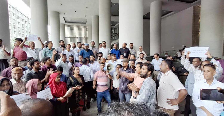 আজও সচিবালয়ে বিক্ষোভ করছেন কর্মচারীরা
