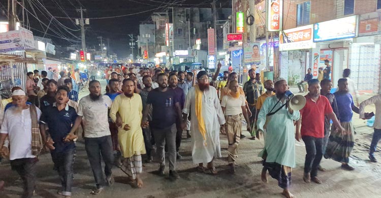 ইউএনও’র বদলির খবরে আনন্দ মিছিল, মিষ্টি বিতরণ