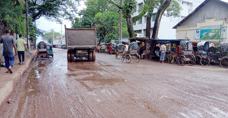 ভারী যান চলাচলে বেহাল মাঝিরঘাট সড়ক, ধুলা-কাদায় অতিষ্ঠ ব্যবসায়ীরা