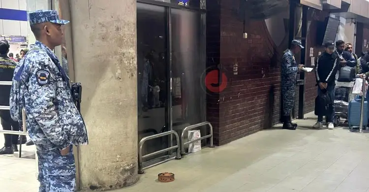 শাহজালাল বিমানবন্দরে মৌমাছির মতো হামলে পড়ে মশা