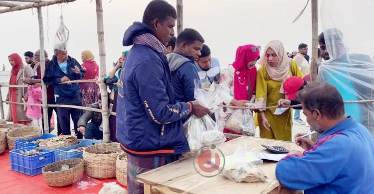 &lsquo;সাহেব সিন্ডিকেট&rsquo; ছাড়া দুবলার চরে শুঁটকি বিক্রি মানা