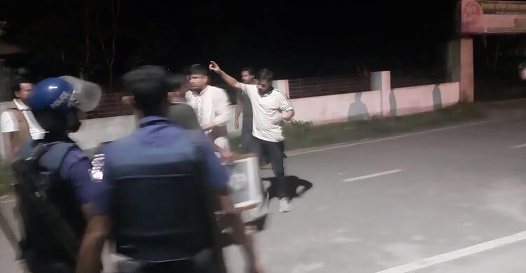 মাইকে ঘোষণা দিয়ে ছাত্রদল নেতাকর্মীদের ওপর আ’লীগের হামলা, আহত ৬