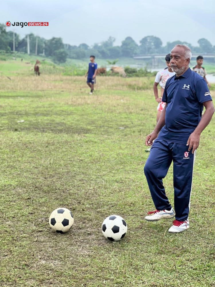 মাঠ ছাড়লেও ফুটবল ছাড়েননি দিলীপ, দেখেন বিশ্বকাপের স্বপ্নও
