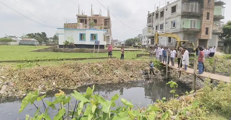 জলাবদ্ধতা নিরসনে স্বেচ্ছাশ্রমে খাল পরিষ্কার