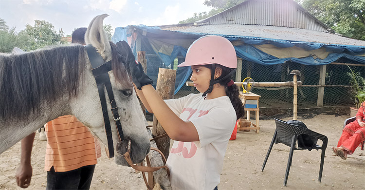 ঘোড়া চালানো শিখতে পারবেন ঢাকার ৩০০ ফিটে