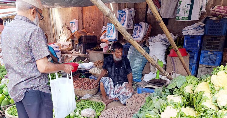রাজশাহীতে সপ্তাহের ব্যবধানে ৪০-৪৫ টাকা বেড়েছে পিঁয়াজের দাম