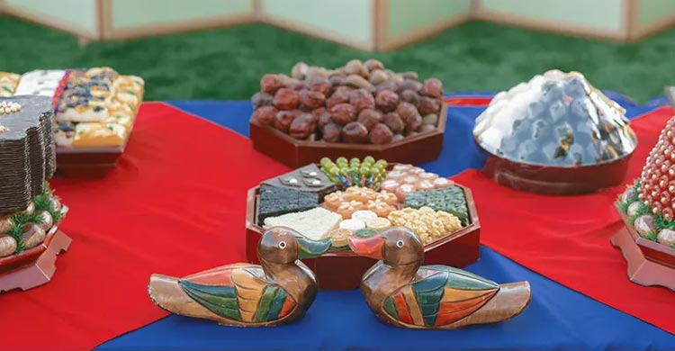 বিয়েতে শাশুড়িকে একজোড়া পুতুল হাঁস উপহার দেন বর