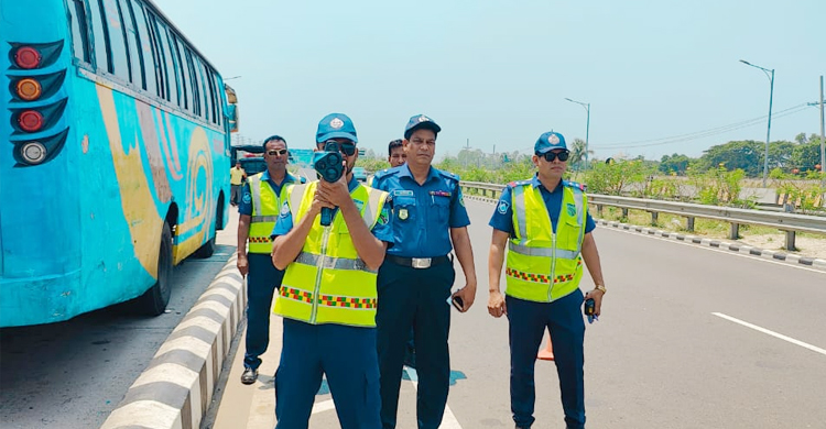 ঢাকা-মাওয়া এক্সপ্রেসওয়েতে নিয়ম অমান্যে ১৪ যানকে জরিমানা