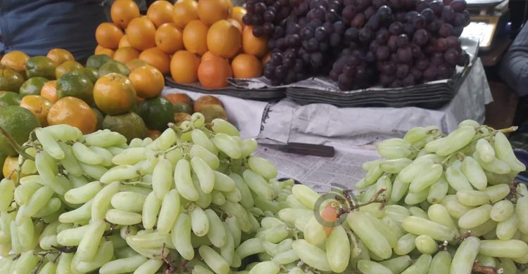 রোজার শুরুতেই বিদেশি ফলের চড়া দাম, দেশিতেও অস্বস্তি