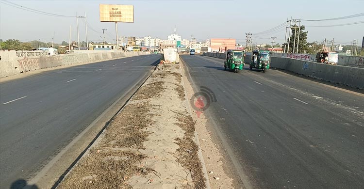 লবণবাহী ট্রাকে মহাসড়কের সর্বনাশ