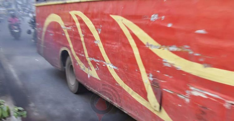 যানবাহনের কালো ধোঁয়ায় ঢাকছে ঢাকা