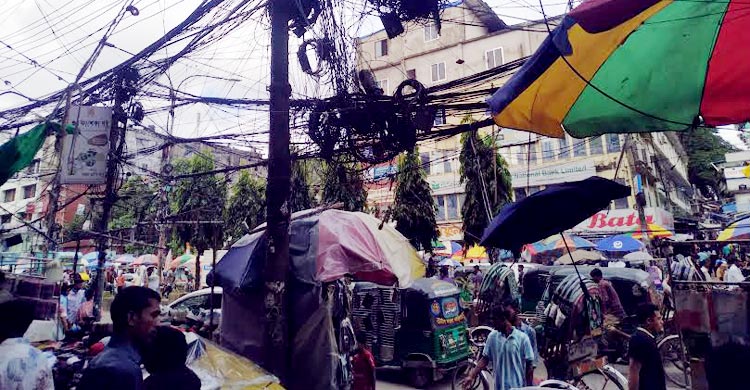 অগ্নিঝুঁকিতে রিয়াজউদ্দিন বাজার, নজর নেই কর্তৃপক্ষের