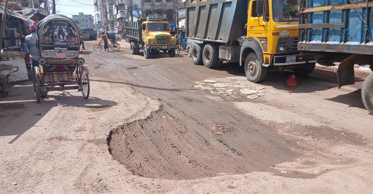 ভারী যান চলাচলে বেহাল মাঝিরঘাট সড়ক, ধুলা-কাদায় অতিষ্ঠ ব্যবসায়ীরা