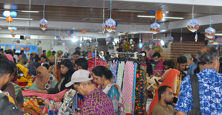 রাজধানীতে শরৎ মেলায় উদ্যোক্তাদের বাহারি পণ্যের সমাহার