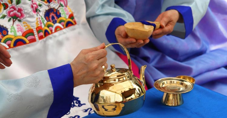 বিয়েতে শাশুড়িকে একজোড়া পুতুল হাঁস উপহার দেন বর