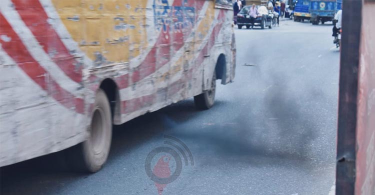 যানবাহনের কালো ধোঁয়ায় ঢাকছে ঢাকা