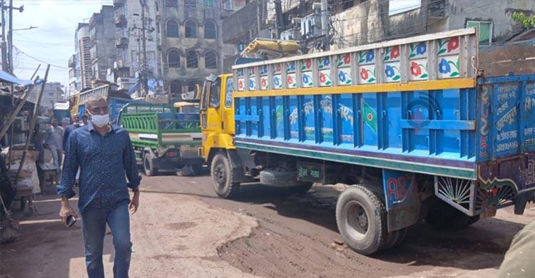 ভারী যান চলাচলে বেহাল মাঝিরঘাট সড়ক, ধুলা-কাদায় অতিষ্ঠ ব্যবসায়ীরা