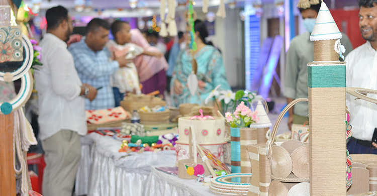 রাজধানীতে শরৎ মেলায় উদ্যোক্তাদের বাহারি পণ্যের সমাহার