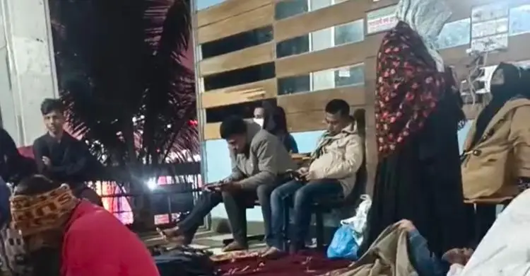 ঘনকুয়াশায় লঞ্চ চলাচল বন্ধ, রাতভর যাত্রীদের চরম ভোগান্তি