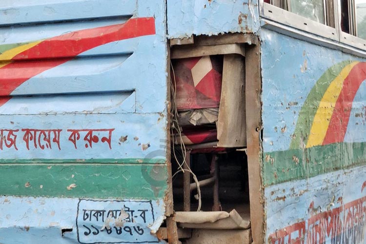 যানবাহনের কালো ধোঁয়ায় ঢাকছে ঢাকা