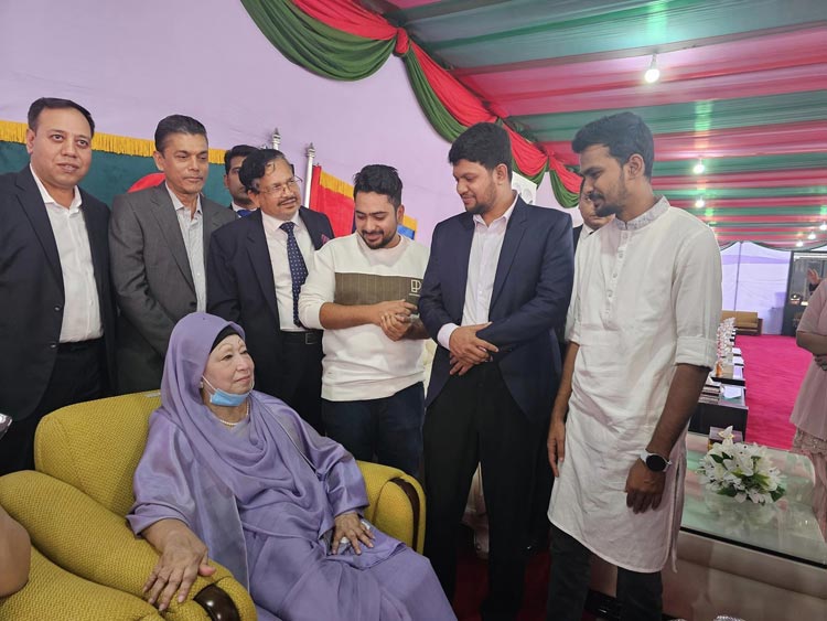 চিকিৎসায় বারবার ‘হোঁচট’, তবুও ঘুরে দাঁড়িয়েছেন খালেদা জিয়া