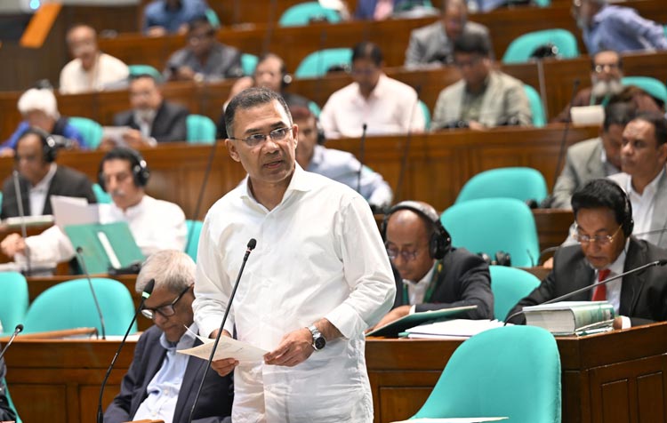 হাতে স্টিয়ারিং, কাঁধে নিজের ব্যাগ, কী বার্তা দিচ্ছেন প্রধানমন্ত্রী