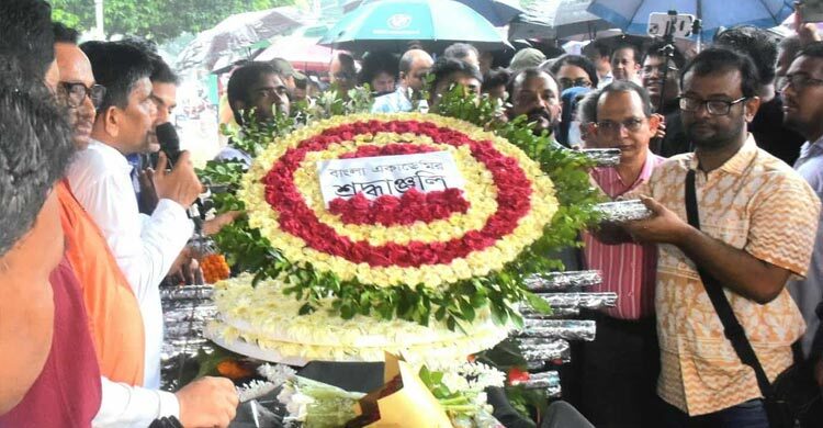 আকাশ কাঁদছে ফরিদা পারভীনের বিদায়ে, শহীদ মিনারে শ্রদ্ধা