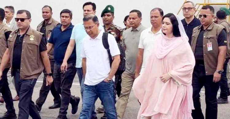 হাতে স্টিয়ারিং, কাঁধে নিজের ব্যাগ, কী বার্তা দিচ্ছেন প্রধানমন্ত্রী