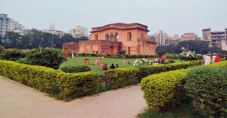 জাপানি মা-ছেলের চোখে লালবাগ কেল্লা