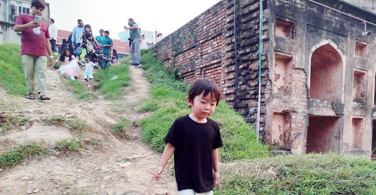 জাপানি মা-ছেলের চোখে লালবাগ কেল্লা