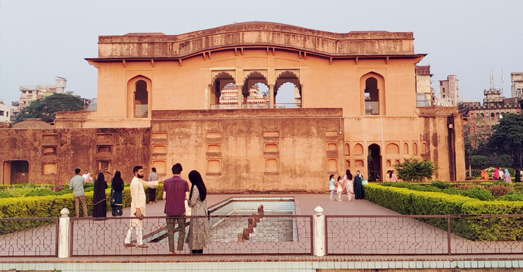 জাপানি মা-ছেলের চোখে লালবাগ কেল্লা