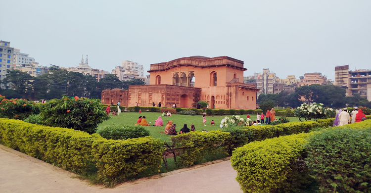 জাপানি মা-ছেলের চোখে লালবাগ কেল্লা