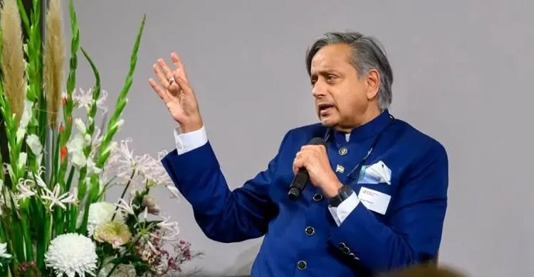সরকার পতন নয়, অবাধ নির্বাচন চাই: শশী থারুর