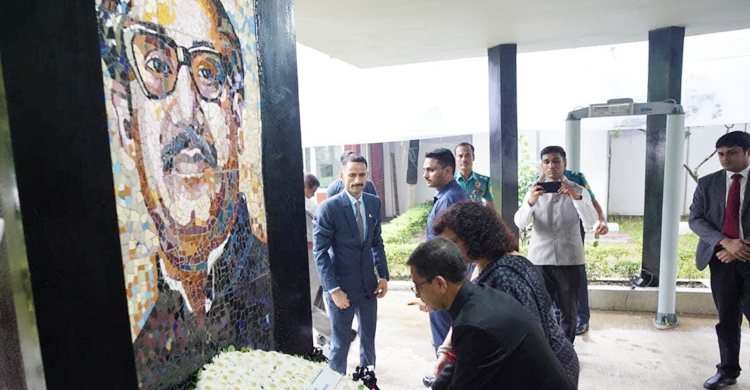বঙ্গবন্ধুর প্রতিকৃতিতে ভারতীয় হাইকমিশনারের শ্রদ্ধা